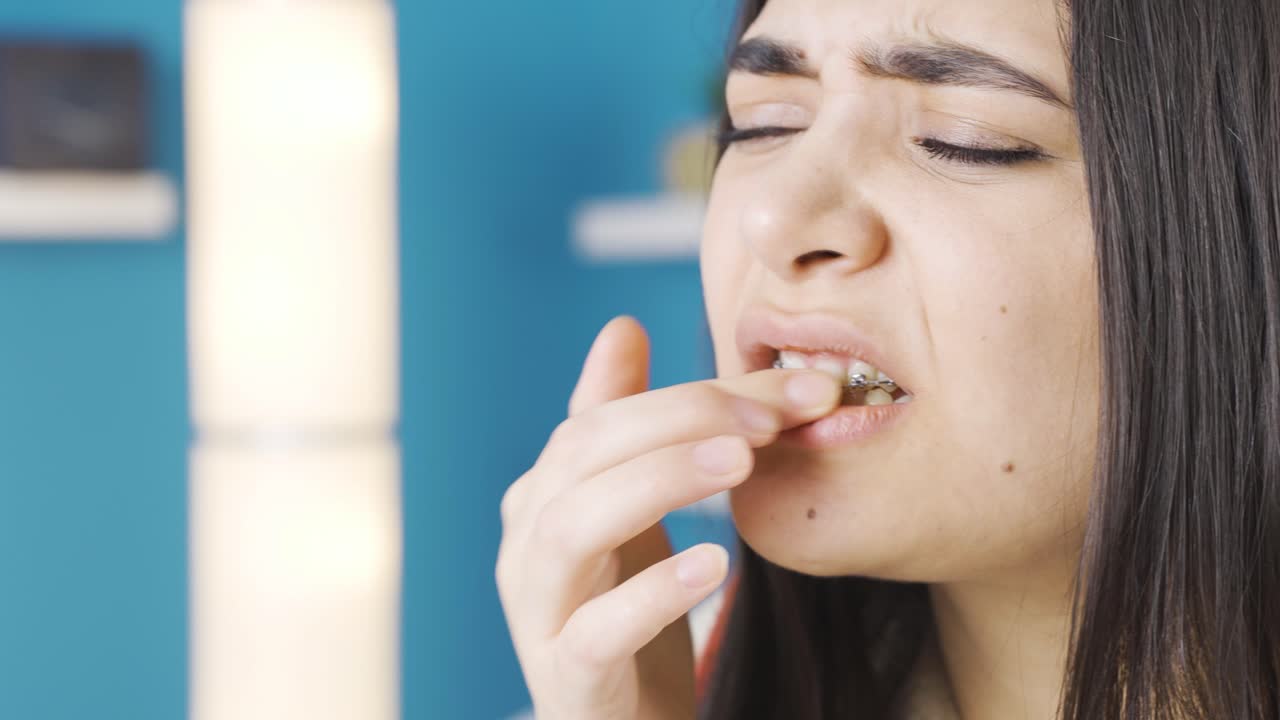 Primo piano di una giovane donna che soffre di mal di denti
