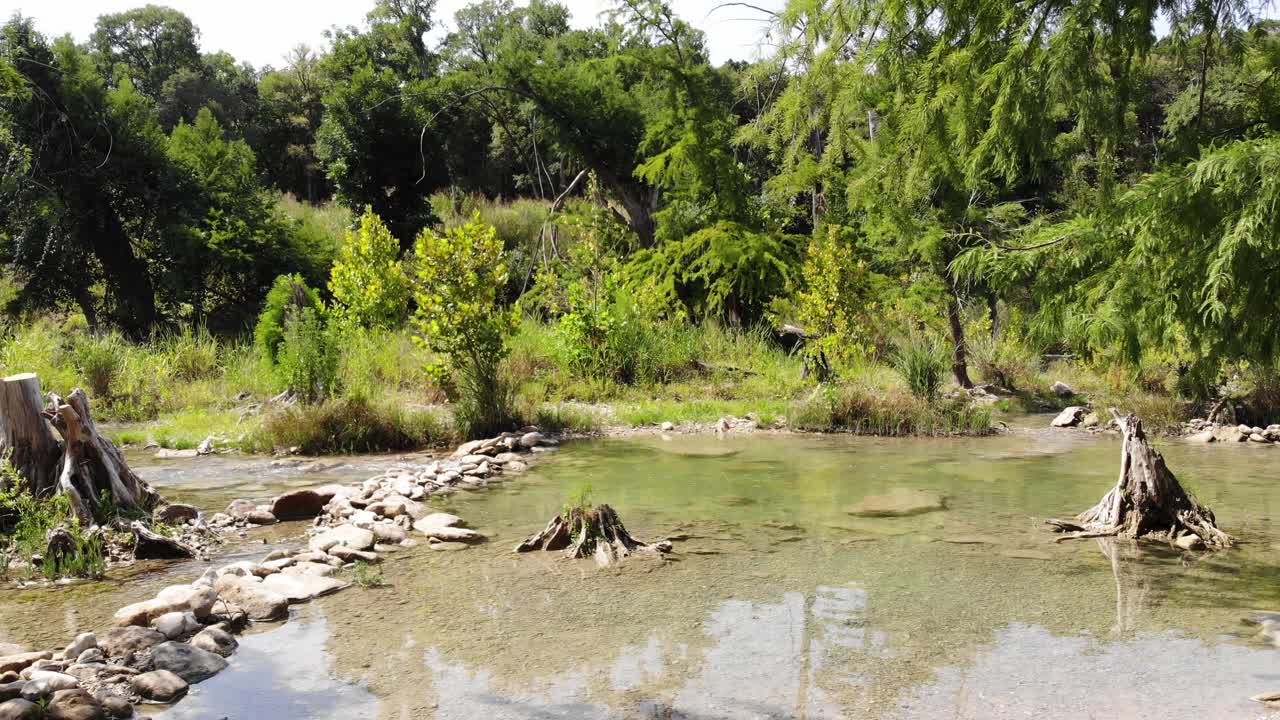 despegando de un área de grava con piedras, tierra y hojas salen volando