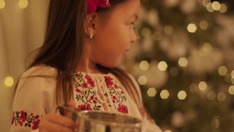 madre e hija preparándose para la celebración de navidad