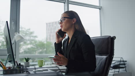 Nervöser-Manager,-Der-Am-Arbeitsplatz-Telefoniert,-Besorgter-Kunde,-Der-Den-Bankservice-Anruft