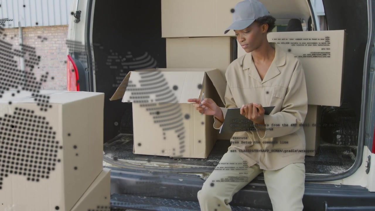 Video verticale: Donna seduta su un furgone che usa un tablet per controllare la logistica, con una sovrapposizione puntinata che traccia le scatole.