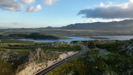 Wunderschöne-Drohnenaufnahme-Aus-Der-Luft-Vom-Sir-Lowrys-Mountain-Pass-In-Südafrika