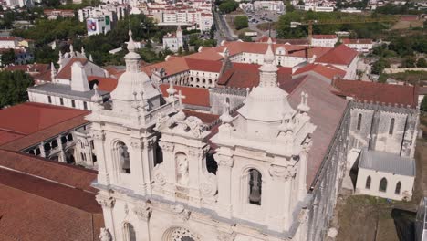 prise de vue panoramique aérienne capturant les détails de la façade du monastère d'alcobaça, portugal