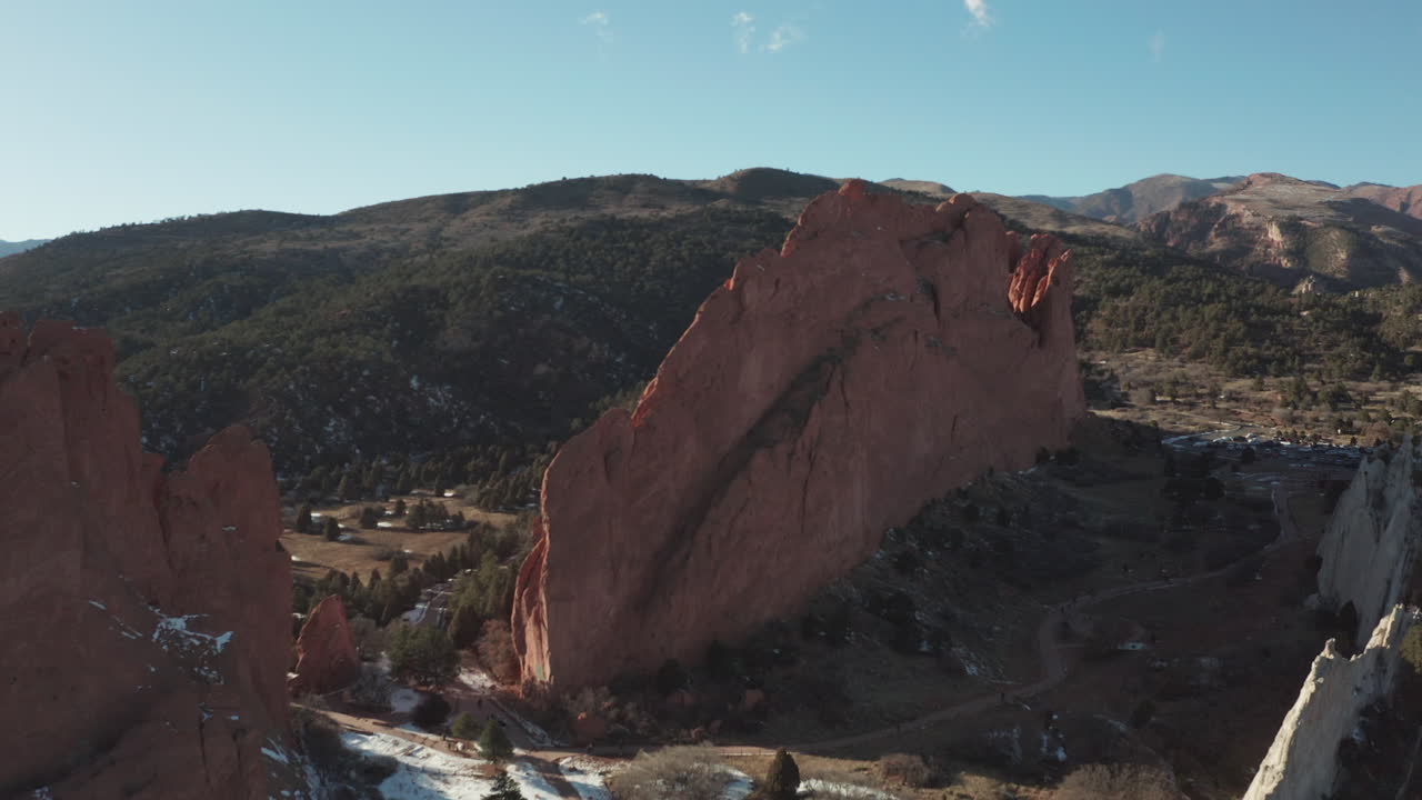 воздушная коляска в обратном направлении показывает красные скалы в саду богов, колорадо