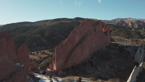 콜로라도 주 가든 오브 더 고즈 (garden of the gods) 에 있는 은 절벽을 드러내는 공중 도리.