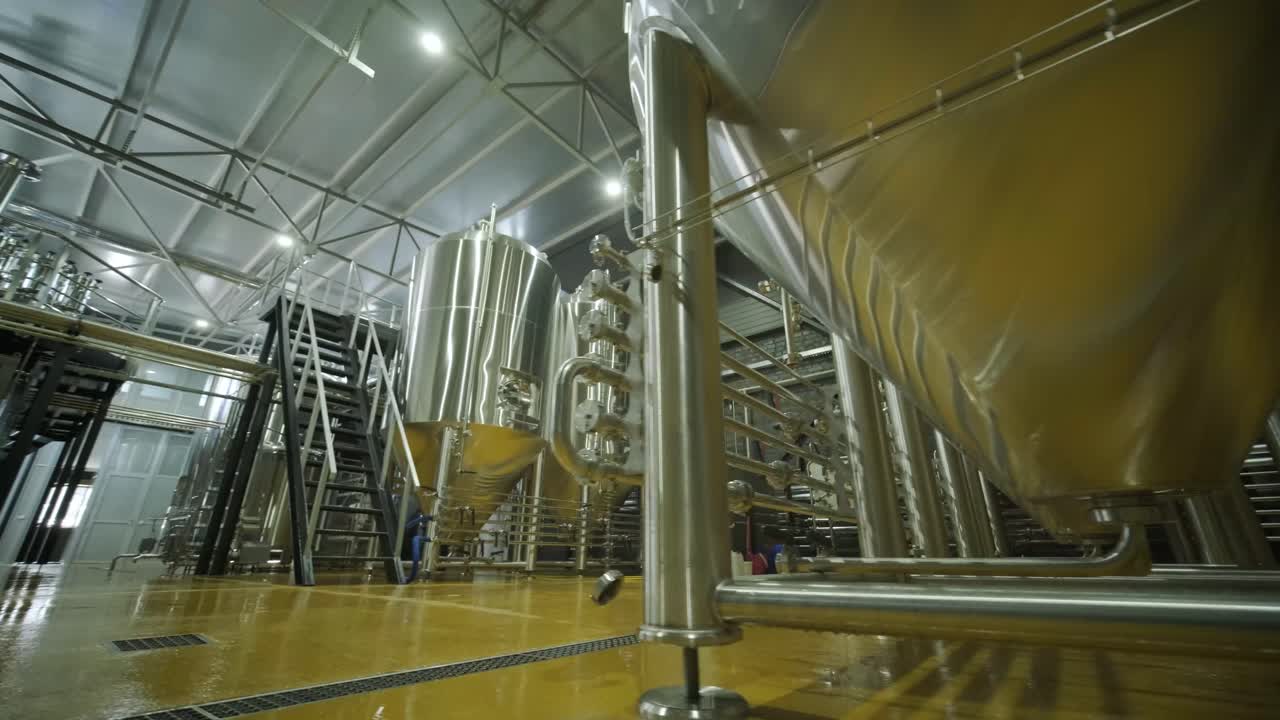 cervecería artesanal moderna. producción de cerveza artesanal. equipo moderno en la cervecería, tanques metálicos, producción de bebidas alcohólicas