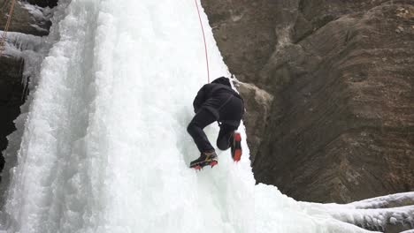 Un-Escalador-Escalando-Una-Cascada-Congelada-En-El-Cañón-Salvaje-Del-Parque-Estatal-Starved-Rock