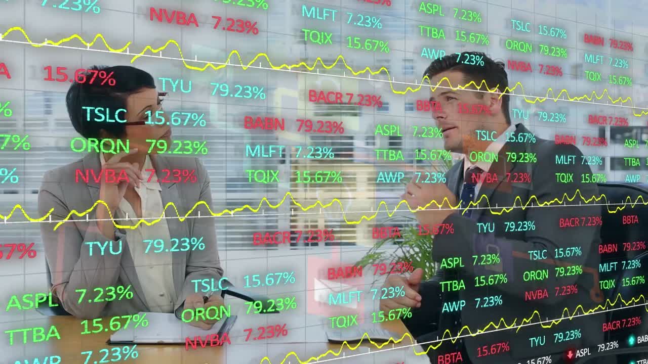 주식 시장 데이터의 애니메이션에 대한 아시아 기자가 사무실에서 백인 사업가를 인터뷰합니다.