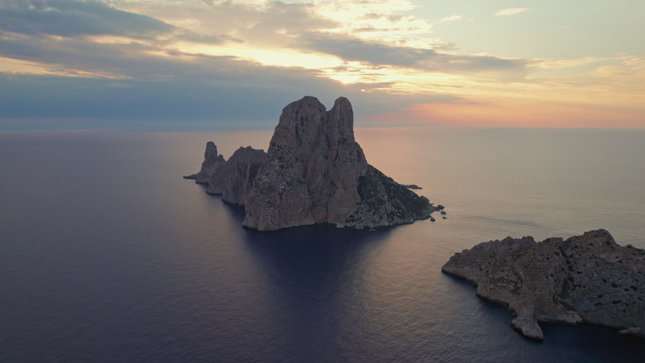 La maestosa isola rocciosa di Es Vedra al crepuscolo a Ibiza, Spagna