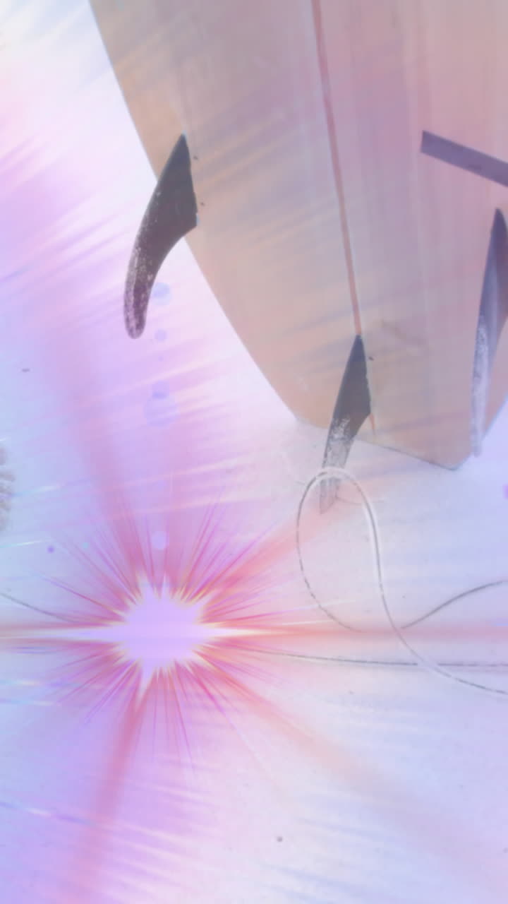 서핑 보드를 들고 있는 해변에서 서핑 선수의 발 위로 움직이는 빛의 애니메이션