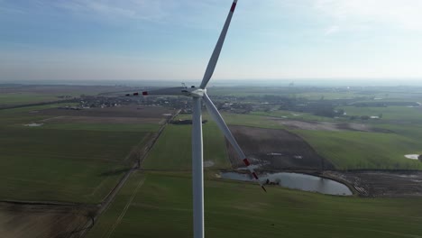 Windmühle-Dreht-Sich-Im-Wind,-Sonniger-Tag,-Luftaufnahme