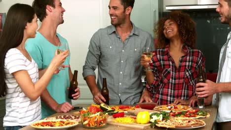 amigos haciendo pizza y bebiendo cerveza y vino