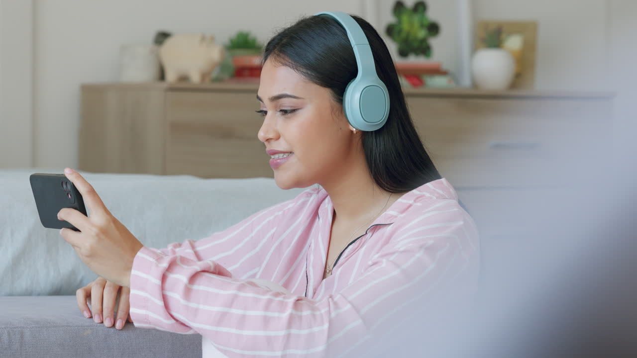 와우, 비디오 통화에 있는 인도 젊은 여성