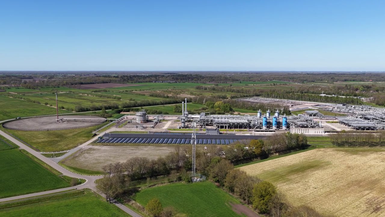 Vista aérea de drone do Armazenamento Subterrâneo de Gás Norg em Drenthe, mostrando infraestrutura de gás natural, armazenamento de energia e instalações industriais.