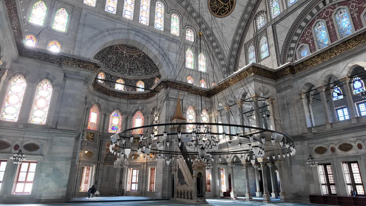 Interno maestoso di una moschea storica con architettura riccamente ornata e vetrate colorate