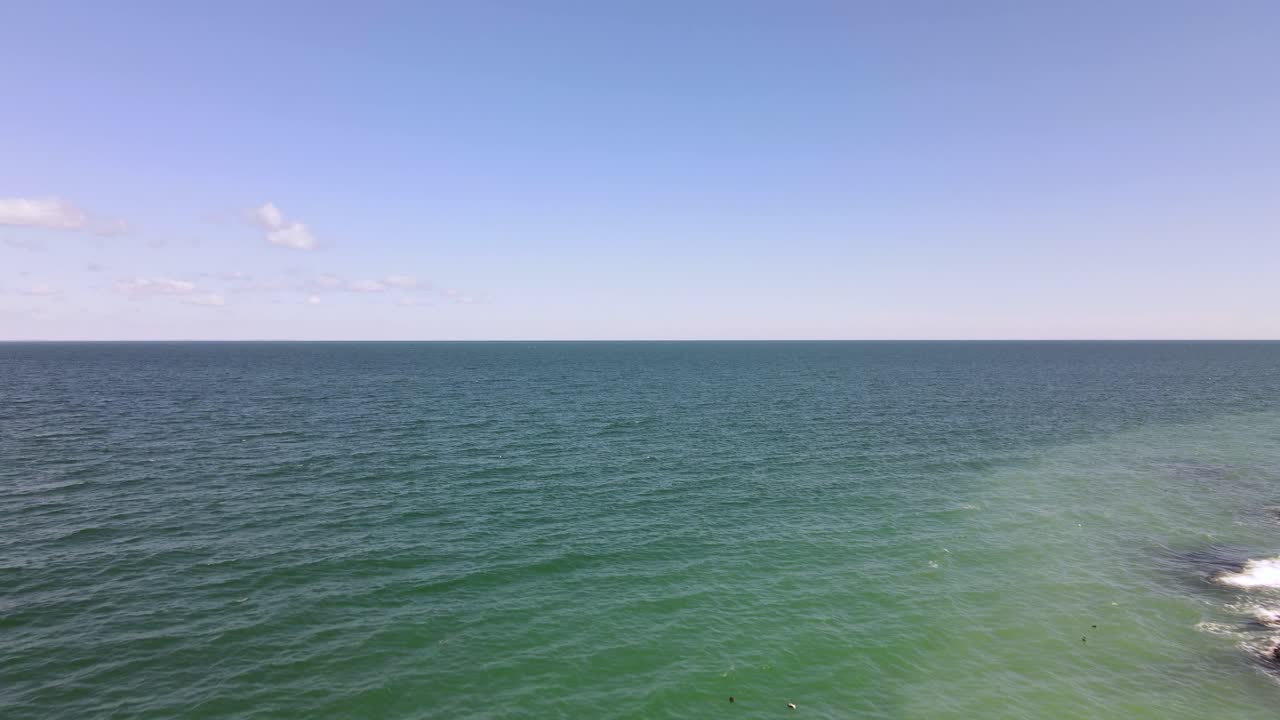 물속에 잠긴 난간 주변의 녹색 바다 물, 공중 앞으로 밀기, 프레임 중앙의 수평선