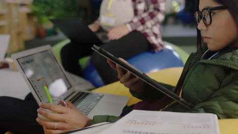 gente creativa de negocios conociendo a una líder de equipo embarazada mujer usando una tableta digital viendo información de investigación de marketing en la pantalla intercambiando ideas diversos colegas que trabajan en la oficina