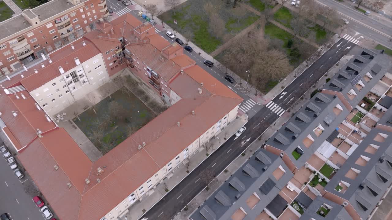 fotografía cenital de una hermosa casa de campo con techo de ladrillo en salamanca, españa