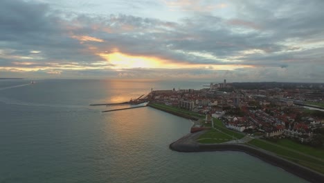 Antena:-El-Bulevar,-La-Playa-Y-La-Ciudad-De-Vlissingen-Durante-La-Puesta-De-Sol