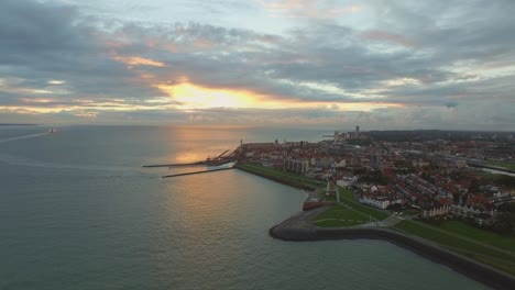 antena: el bulevar, la playa y la ciudad de vlissingen durante la puesta de sol