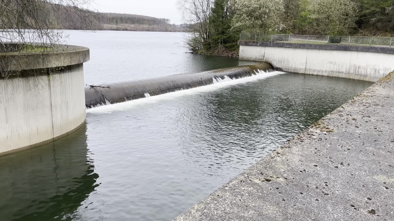Weir system with water and concrete walls