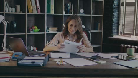 mujer de negocios leyendo documentos. investigador de mercado analizando gráficos