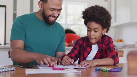 padre e hijo pintando juntos en casa