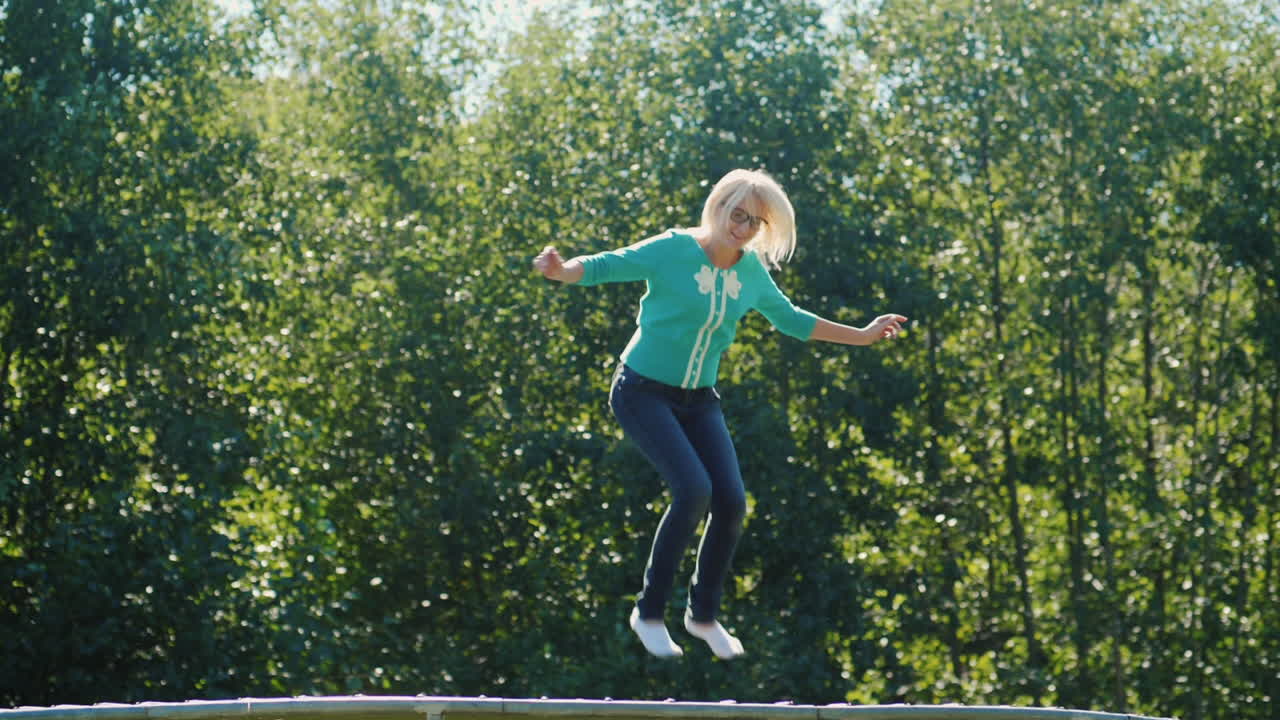 트램폴린에서 점프하는 여자