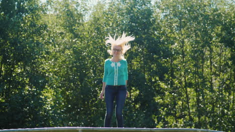 mujer saltando en un trampolin