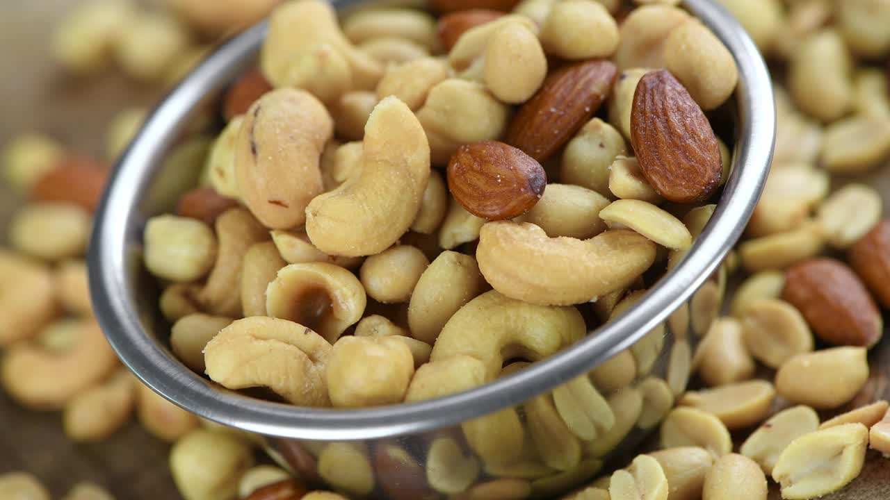 Porzione di frutta secca tostata su un piatto rotante (loop continuo)