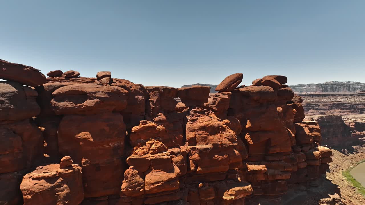 Veduta aerea di alcune formazioni rocciose sul sentiero Chicken Corners fuori Moab, Utah, con uno scorcio del fiume Colorado