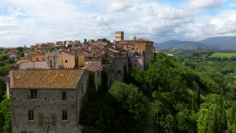 Vista-Aérea-Del-Pueblo-Medieval-De-Stimigliano-Encaramado-Sobre-Una-Colina-En-Lazio,-Italia.