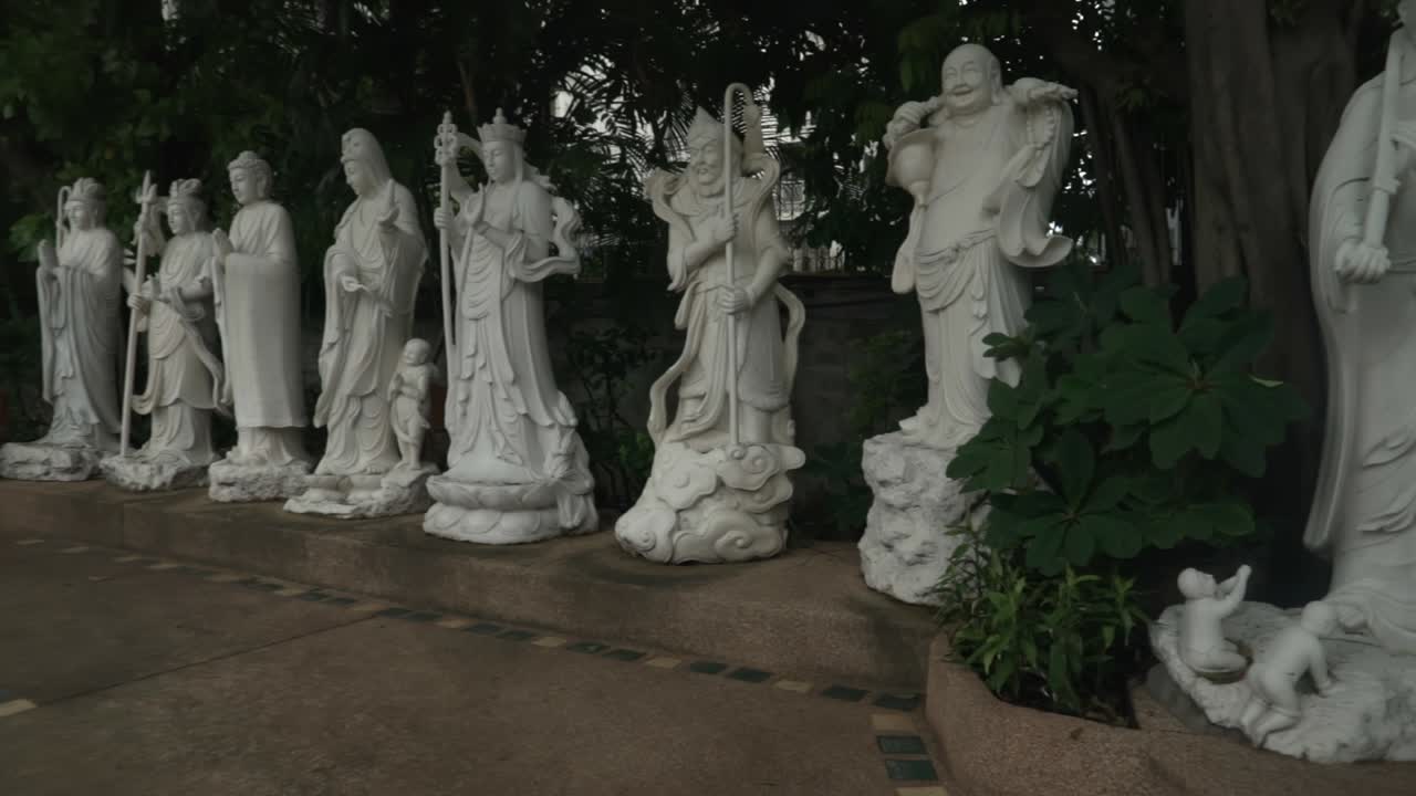 방콕의 사원에서 아름다운 사원 동상을보고