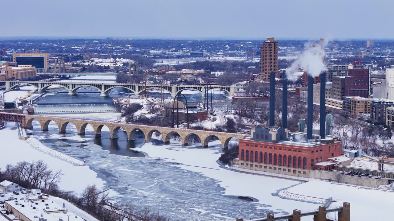 Minneapolis, ABD'de bulunan tarihi Taş Kemer Köprüsü ile Minnesota Üniversitesi Güneydoğu Buhar Santrali