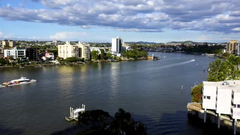 Blick-Vom-Hafen-Aus-Flussabwärts-In-Richtung-Newfarm-Und-Dabei-Zusehen,-Wie-Die-Citycat-Fähre-An-Einem-Schönen-Sonnigen-Wintertag-Den-Fluss-Auf-Und-Ab-Fährt