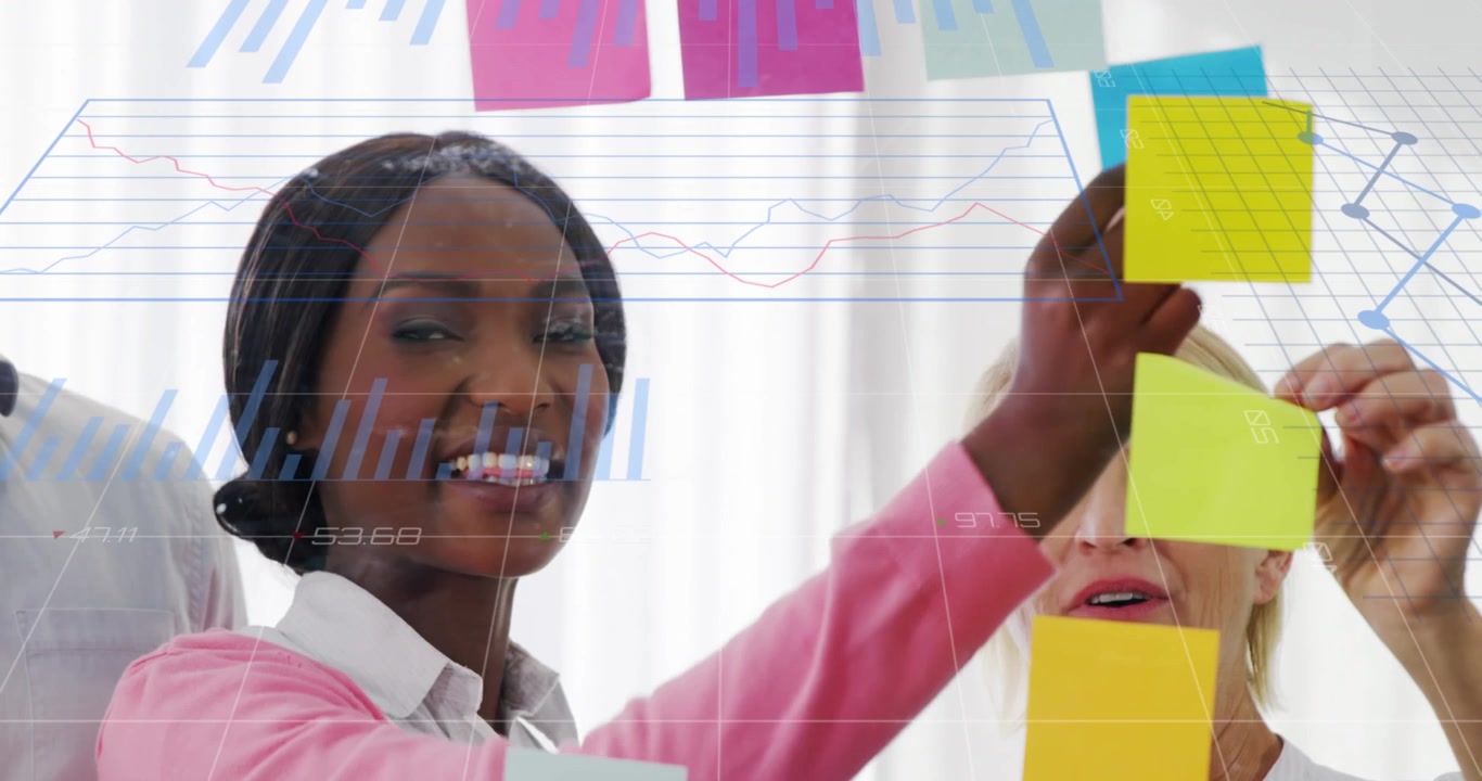 Animation de graphiques sur des professionnels heureux et diversifiés en pleine séance de brainstorming.