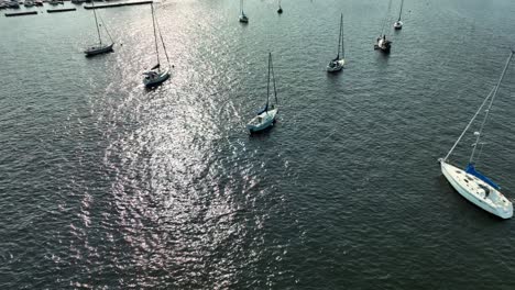 Push-Tilt-über-Verschiedene-Verankerte-Segelboote