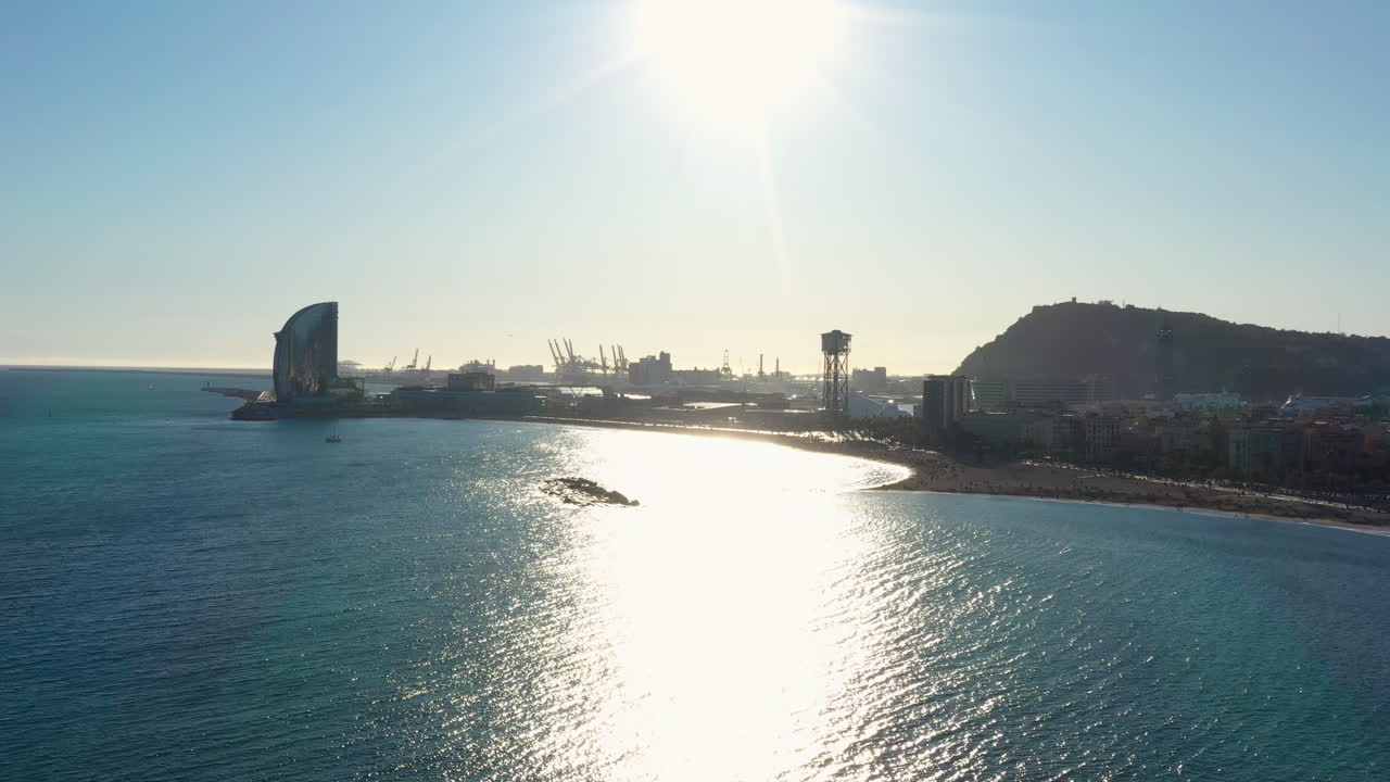 Porto di Barcellona e hotel di lusso sullo sfondo, ripresa aerea, Spagna, sole che si riflette