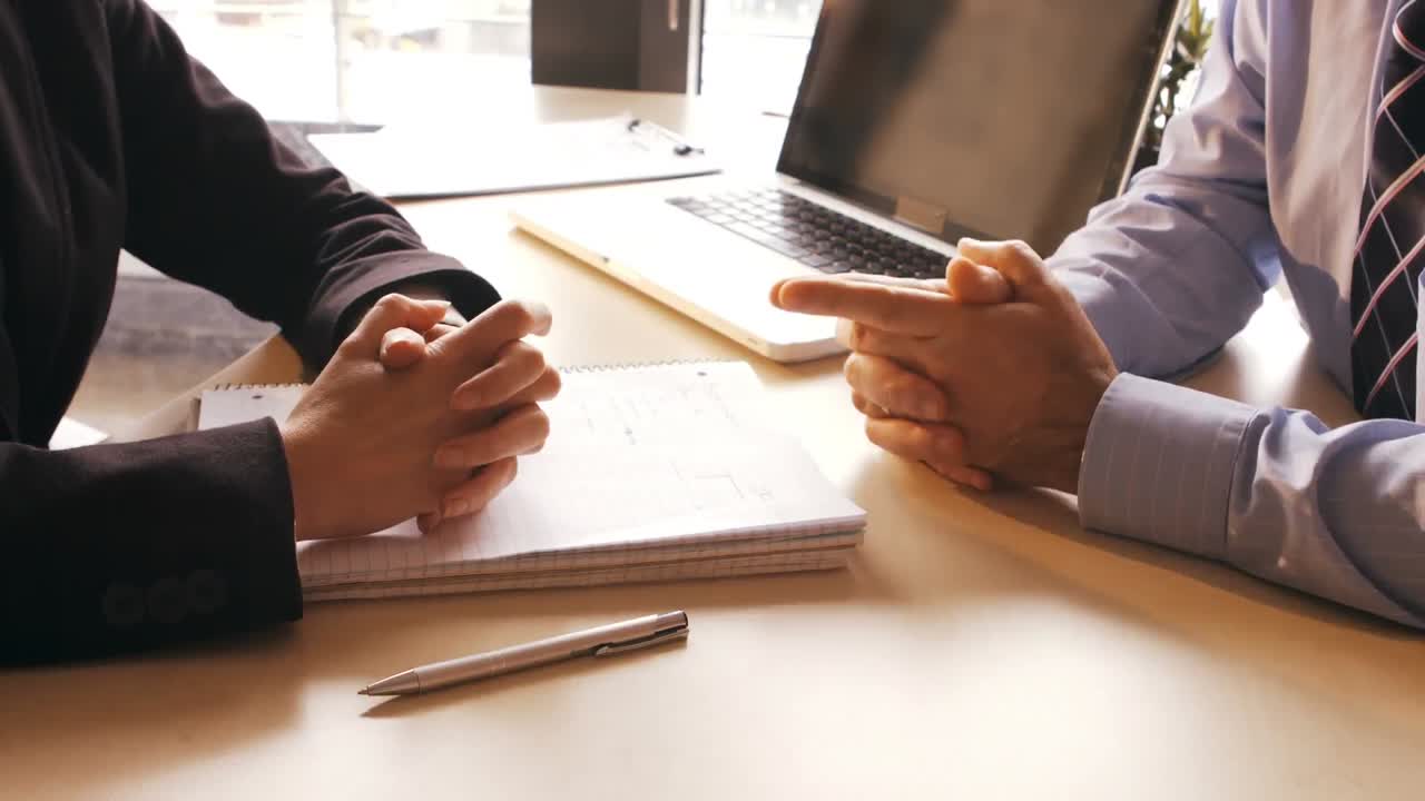 서로 상호 작용하는 사업 사람들