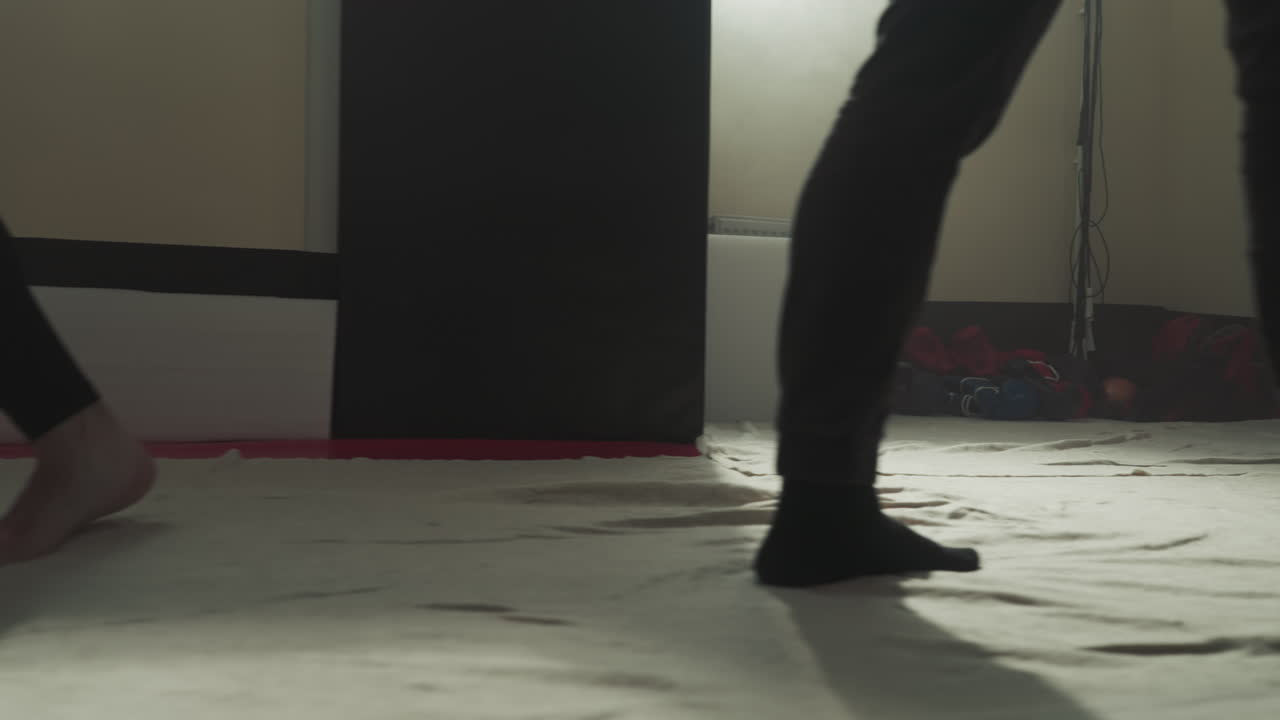 los estudiantes de artes marciales entrenan juntos en el gimnasio de cerca. los atletas profesionales pasan el entrenamiento en el club de lucha en cámara lenta. técnica de combate para la defensa