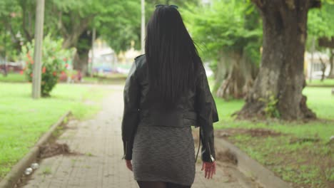 재과 부츠를 입은 여자가 열대 카리브 해 공원에서 하루를 즐기고 있습니다.