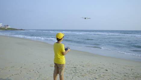 Junge-Fliegt-Eine-Drohne-Am-Strand