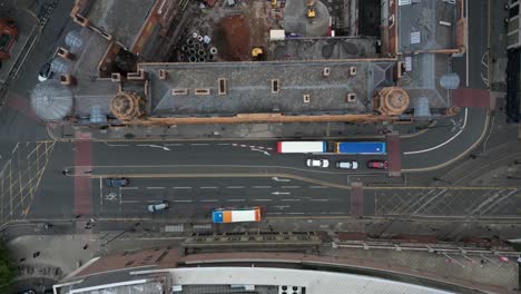Drohnenflug-Aus-Der-Luft,-Der-Einen-Blick-Aus-Der-Vogelperspektive-Auf-Das-Im-Bau-Befindliche-Dach-Der-London-Road-Fire-Station-Am-Bahnhof-Manchester-Piccadilly-Bietet