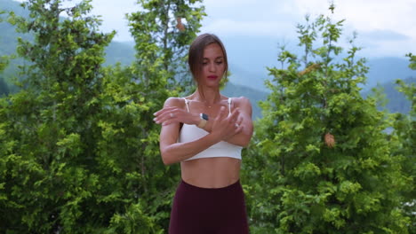 mujer estirándose al aire libre