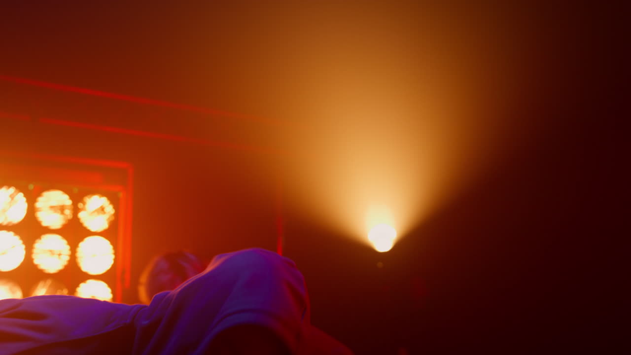 남자 팀  ⁇ 합 댄서들이 나이트클럽에서 쇼를 하고 있습니다. 그룹 브레이크 보이들이 리 ⁇ 적으로 움직입니다.