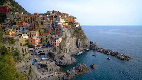 el pueblo de manarola, en la costa italiana de cinque terre