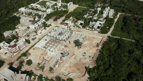 la ciudad de tulum, méxico, en rápido desarrollo, ha visto surgir muchas oportunidades inmobiliarias, incluidos hoteles, resorts y villas en la jungla con una gran demanda