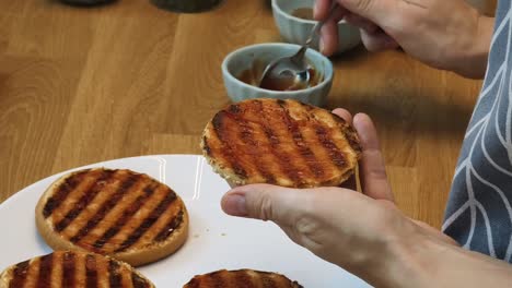 preparando una hamburguesa a la parrilla