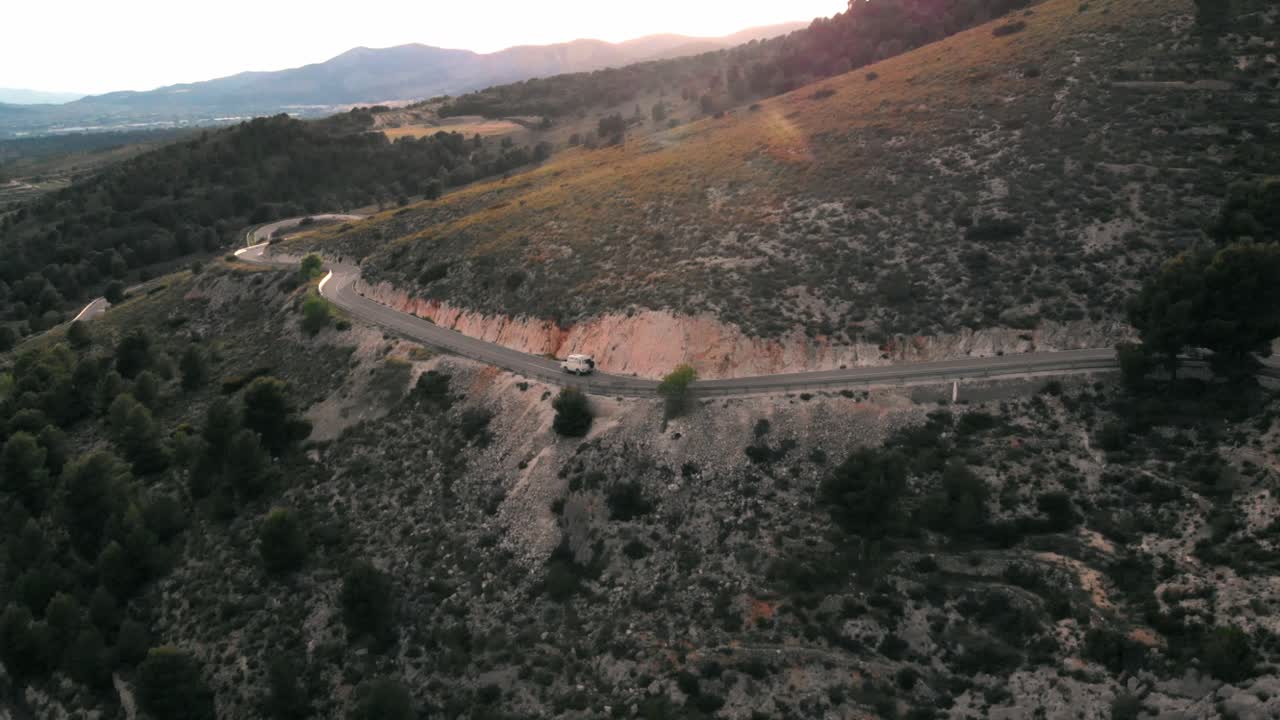 autocaravana recorriendo las montañas verdes del mediterráneo