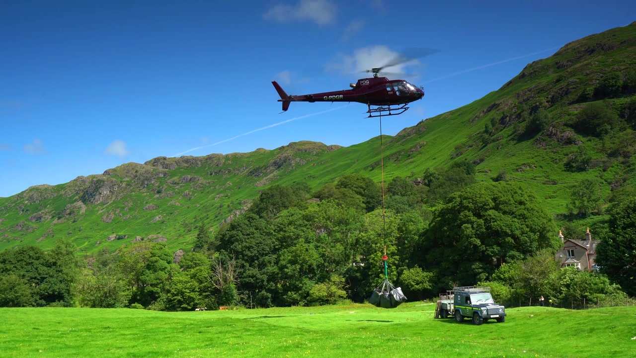 Helikopter mendarat dalam gerak lambat